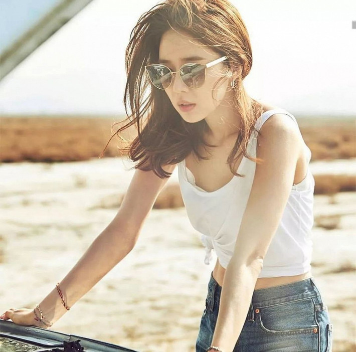 Yoo In Na thường khoe thân hình chuẩn "đồng hồ cát" với vòng 1, vòng 3 nảy nở, eo thon gọn thu hút nhiều fan hâm mộ.