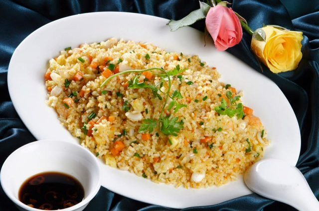 Cơm gà cá mặn: Cơm được nấu trong nồi đất cùng với các nguyên liệu khác là thịt gà, chà bông, cá mắm, rồi nêm nếm gia vị cho vừa miệng. Cơm được dọn chung với cá mặn, đây là món ăn nổi tiếng vùng đất Long Khánh, tỉnh Đồng Nai.