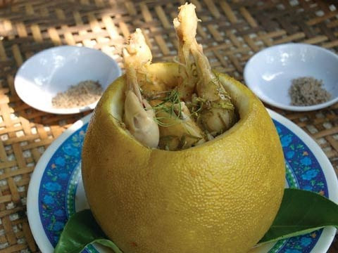 Gà hấp bưởi là món ăn đặc sản nổi tiếng của Đồng Nai. Để có được món gà hấp bưởi ngon, người ta phải chọn những con gà mái to, da vàng, chân đen.