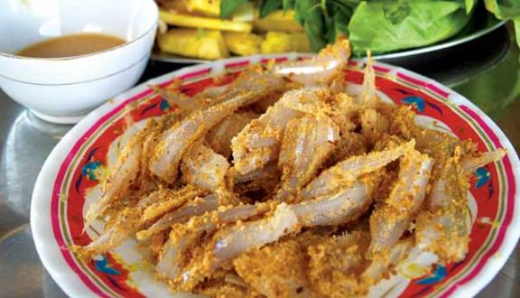 Gỏi cá Biên Hòa: Gỏi cá từ lâu trở thành món ăn độc lạ nổi tiếng của Đồng Nai, đặc biệt là ở thành phố Biên Hòa. Nguyên liệu để chế biến món ăn này gồm cá chép, cá trê cùng các loại gia vị hành, tỏi, sả, riềng và nước sốt.