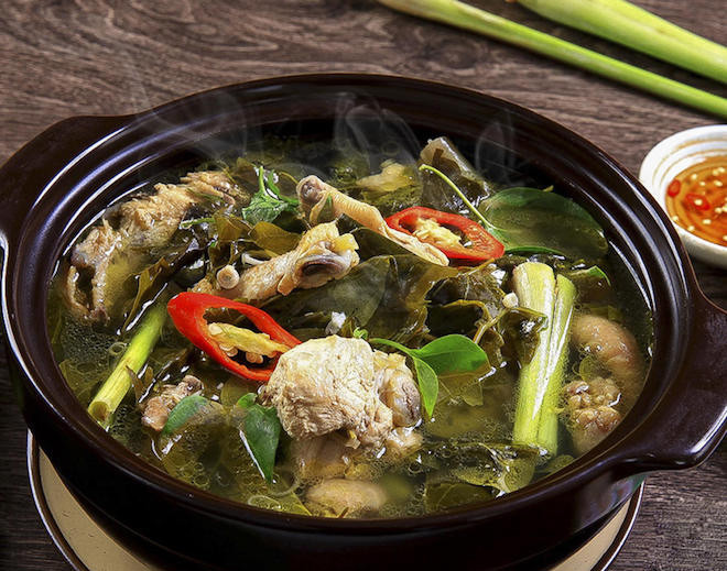 Canh chua lá giang: Lá giang sau khi hái về sẽ được rửa sạch, sau đó để ráo rồi vò qua để lá có vị chua. Khi nồi nước luộc gà sôi thì thả lá giang vào, xong nêm nếm thêm gia vị cho vừa miệng.