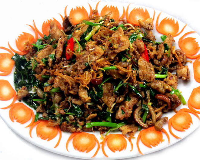Dơi xào lăn: Người ta tận dụng những con dơi ở vườn trái cây để chế biến thành nhiều món ăn, trong đó ngon hơn cả là món dơi xào lăn. Dơi sau khi bắt về sẽ được làm sạch rồi xào lăn. Thịt dơi có mùi thơm với vị ngọt đậm đà.