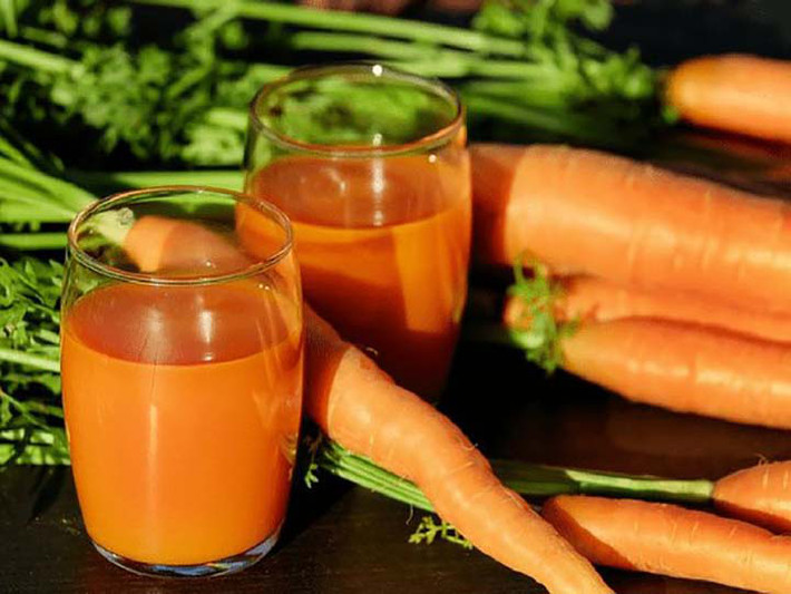 Nước cà rốt và cà chua: Cà rốt là một nguồn cung cấp vitamin A rất lớn, ít calo và đầy chất xơ. Cà chua giúp điều hòa sự trao đổi chất, sự thèm ăn và quá trình đốt cháy chất béo trong cơ thể. Nước cà rốt và cà chua là một trong những loại nước ép tốt nhất giúp giảm cân.