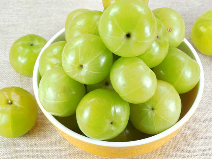 Nước Amla: Hãy bắt đầu ngày mới với một ly nước ép amla, nó sẽ giúp hệ thống tiêu hóa của bạn theo dõi và đẩy nhanh sự trao đổi chất. Uống nước trái cây này khi đói sẽ giúp giảm cân nhanh hơn.