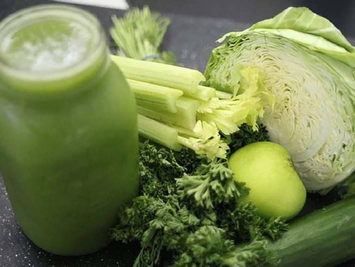 Nước ép cải bắp: Bắp cải là một loại rau có nhiều chất xơ giúp giải toả rất nhiều các vấn đề về dạ dày như khó tiêu và đầy hơi. Nước ép cải bắp hỗ trợ giảm cân nhanh hơn và lại cung cấp đầy đủ dưỡng chất hơn trong một thời gian dài.