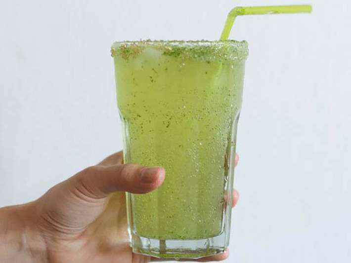 Nước ép dưa chuột: Một chế độ ăn uống cân bằng để giảm cân phải bao gồm cần tây sống và dưa chuột để làm ra một loại nước trái cây lành mạnh. Dưa chuột có hàm lượng nước và chất chống oxy hoá cao. Với sự kết hợp của cần tây, đây là thức uống có lượng calo thấp và hiệu quả trong việc giảm cân nhanh hơn.