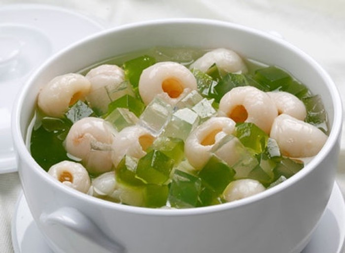 Chè vải rau câu gồm các nguyên liệu: 500g vải thiều tươi tách hạt, 50g bột rau câu, 5g bột hạnh nhân, 300ml nước dừa tươi, 200g đường cát.