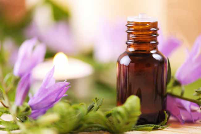 Liệu pháp mùi hương: Bạn dễ bị đầy hơi hơn khi bạn đang căng thẳng, stress hoặc lo âu. Với liệu pháp mùi hương, đầy hơi là hậu quả của sự mất cân bằng vata (không gian và không khí). Tinh dầu cân bằng vata, bao gồm dầu bạc hà, cam, quế và húng quế sẽ giúp bạn giảm đầy hơi.