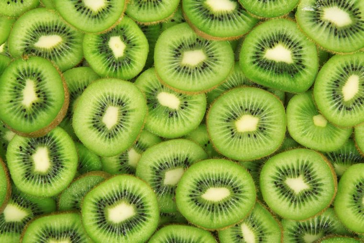 Kiwi: Hầu hết mọi người bỏ vỏ quả kiwi, chỉ ăn phần ruột. Ít ai biết rằng vỏ kiwi cũng có thể ăn được và chứa nhiều chất chống oxy hóa, vitamin C hơn phần ruột bên trong. Nghiên cứu cho thấy ăn vỏ kiwi bạn sẽ tăng gấp 3 lần lượng chất xơ so với nếu bỏ chúng đi.