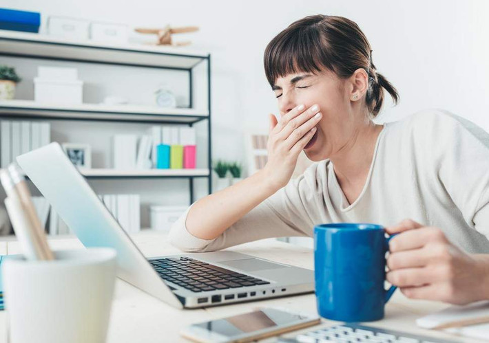 Mất nước: Uống nhiều nước không chỉ làm dịu cơn khát, mà còn làm giảm UTI. Khi tiểu thường xuyên, cơ thể có thể loại bỏ mọi vi khuẩn tồn tại trong đường tiết niệu, vì vậy hãy uống 6 - 8 cốc nước 8 ounce (230 gam)/ngày để giảm ngừa nhiễm trùng.