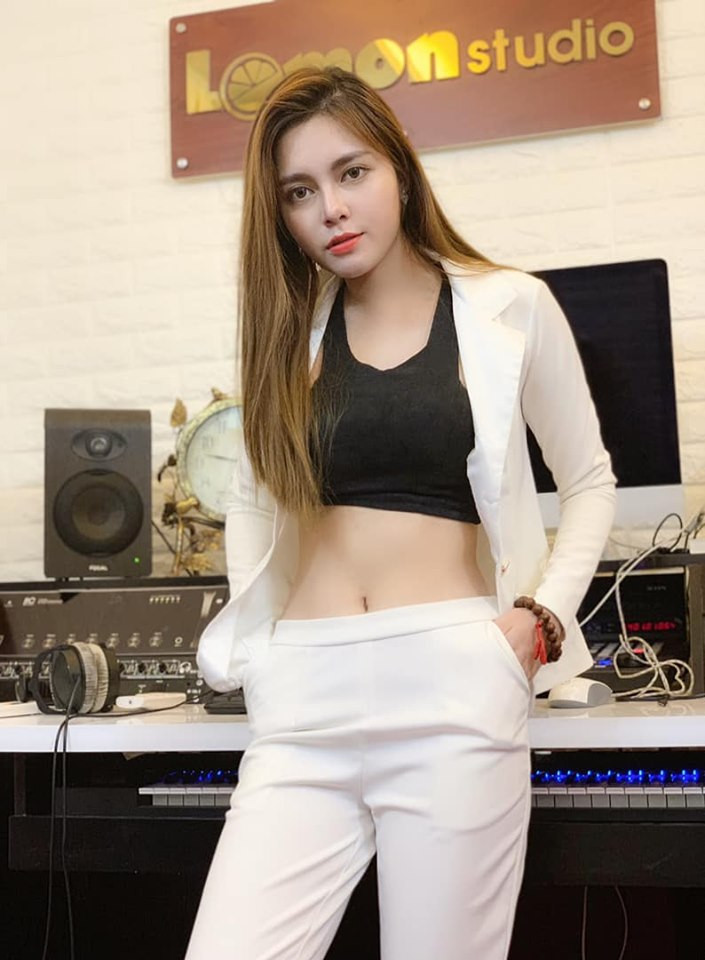 Những trang phục của Diệp Anh đều có những yếu tố làm nổi bật lên lợi thế hình thể.