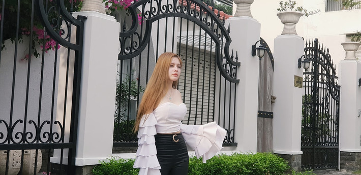 Những trang phục cúp ngực cũng được người đẹp ưu ái hơn cả.