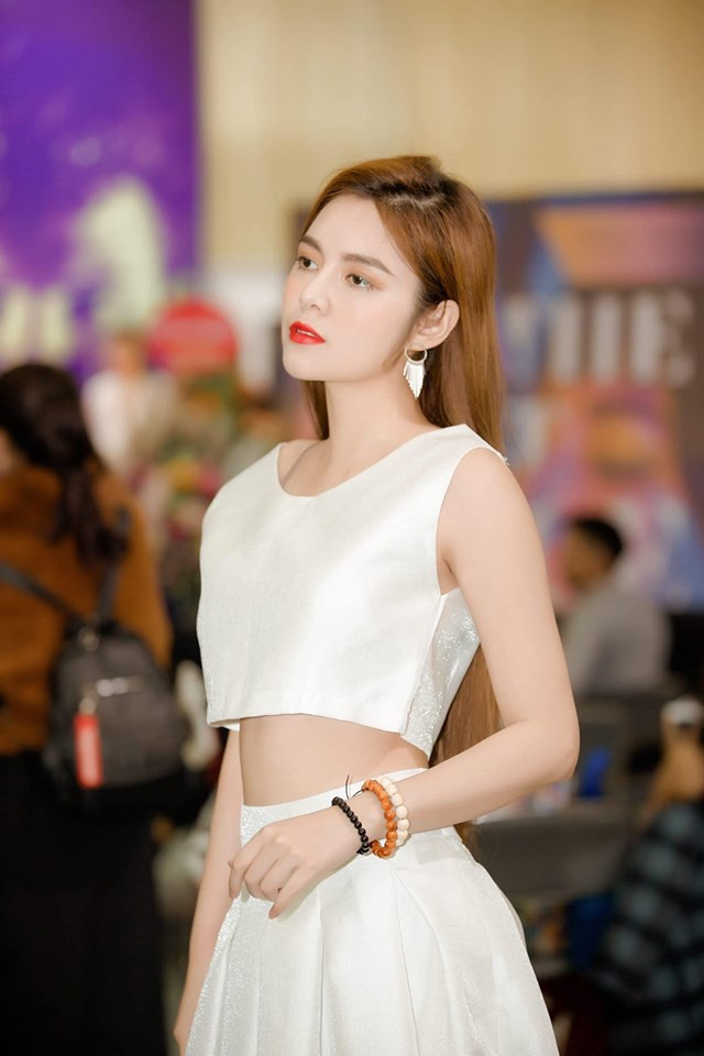 Người đẹp 9X ngoài đời có cách ăn mặc siêu gợi cảm và nữ tính.