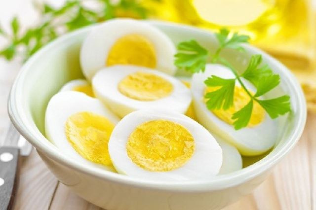 Quả trứng: Trứng có nhiều chất đạm nên ăn chúng có thể giúp no lâu hơn trong thời gian dài. Cảm giác thèm ăn ngọt thường xảy ra khi chúng ta cảm thấy đói và lượng đường huyết hạ xuống, vì vậy việc ăn trứng có thể giúp bạn tránh xa đồ ngọt.