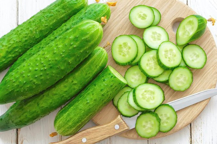 Dưa chuột: Dưa chuột giàu vitamin C, chất xơ và các chất chống ô xy hóa, đó là lý do tại sao nó có nhiều lợi ích về sức khỏe như điều trị a xít, giúp giảm cân. Không những vậy, dưa chuột có khả năng làm giảm a xít tiêu hóa trong dạ dày, cũng có thể giúp làm giảm cơn thèm đồ ngọt vì các axít tiêu hóa có thể gây ra tình trạng thèm đường.
