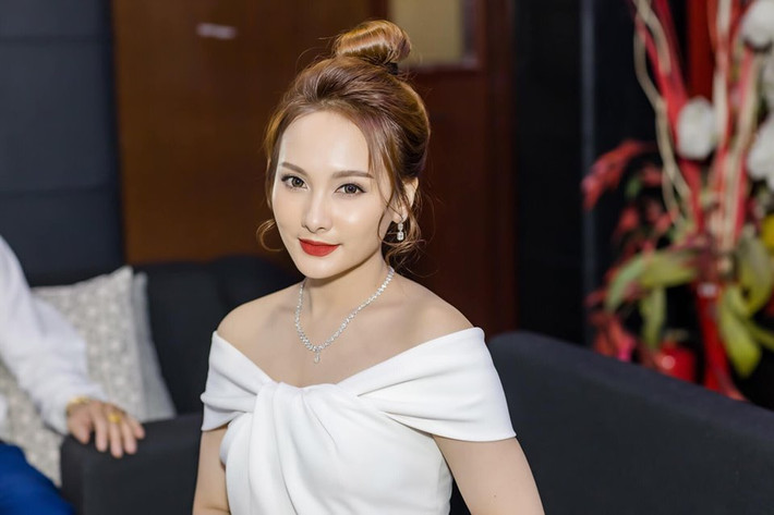 Nữ diễn viên Bảo Thanh đặc biệt được yêu mến bởi khả năng diễn xuất tự nhiên cùng thần thái rạng rỡ trong phim Về nhà đi con. Để duy trì sự tươi tắn, Bảo Thanh luôn có bí quyết dưỡng da riêng để làn da luôn mịn màng, săn chắc.