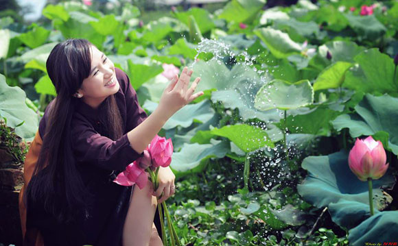 Chụp ảnh với sen không nhất thiết phải mặc các trang phục truyền thống như: áo yếm, áo dài, hay áo bà ba, bạn có thể mặc váy bình thường để chụp ảnh cũng rất đẹp. Ảnh: Internet.