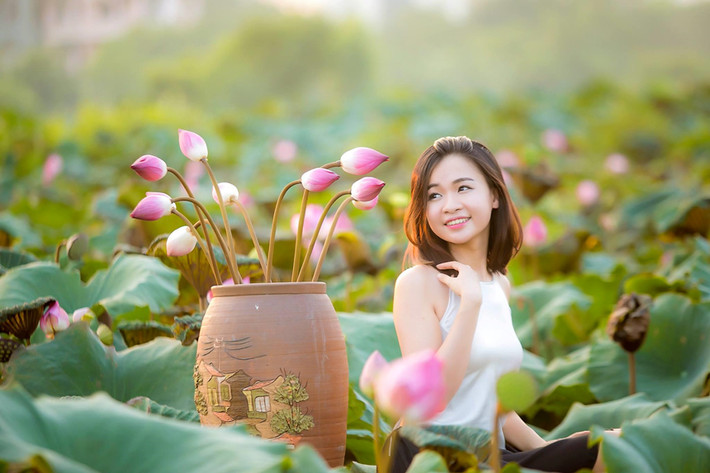 Kết hợp với yếm đào là váy đụp màu đen hoặc nâu. Chiếc yếm đơn giản cùng với chiếc váy mộc mạc mang lại một vẻ đẹp dân dã, chân quê mà không kém phần gợi cảm, cuốn hút.