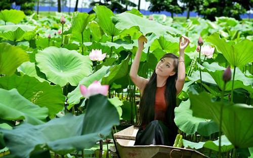 Với chiếc yếm bên đầm sen, những thiếu nữ gợi nhớ về một thuở xưa, đầy trầm mặc và yên ả. Yếm là lựa chọn rất tuyệt vời khi bạn muốn lột tả được sự nữ tính và nét quyến rũ của cơ thể khi khoe vai trần nuột nà và những đường cong tự nhiên.
