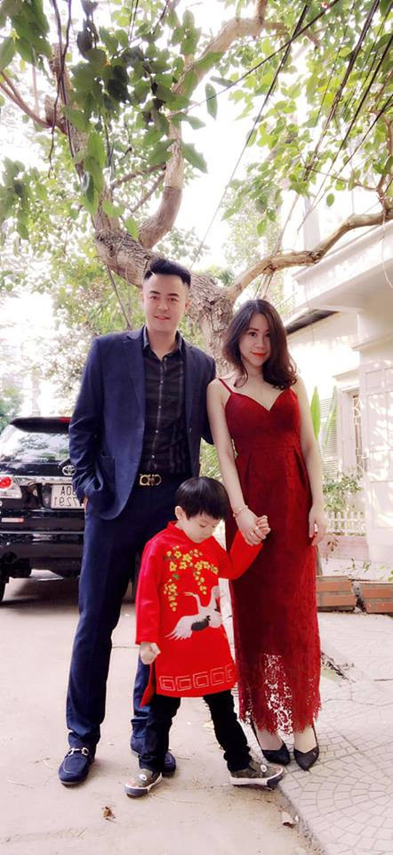 MC Tuấn Tú diện vest bảnh bao khi sánh bước cùng vợ con. Ảnh: FBNV.