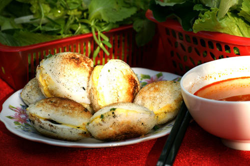 Bánh căn Cam Ranh thường ít dùng mực, thịt heo mà chỉ cái trứng cút đập ra chế lên mặt bánh, hoặc nơi nào sang hơn thì con tép nhỏ. Chiếc bánh cũng được đổ mỏng hơn nên có cảm giác giòn hơn.
