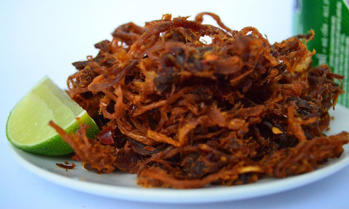 Món nai khô Diên Khánh ở Khánh Hòa chắc chắn sẽ làm hài lòng những ai ưa thích đặc sản núi rừng. Nai khô được tẩm ướp gia vị và ép thành từng tảng lớn.