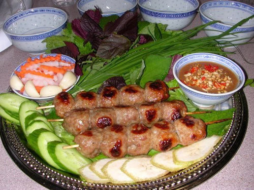 Nem chua Ninh Hòa: Du khách đến Khánh Hòa luôn dành một buổi thưởng thức món đặc sản ngon khó cưỡng vẫn thường gọi là “nem nướng Nha Trang”. Nem nướng được làm từ thịt heo quết mịn, ướp thêm ít gia vị đậm đà, xiên que rồi nướng trên bếp than hồng cho thịt nem vàng ươm.
