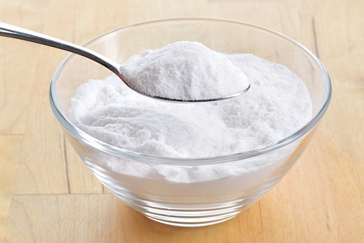 Baking soda (muối nở): Đây là nguyên liệu tự nhiên có tác dụng diệt kiến cực kỳ hiệu quả. Trộn hỗn hợp gồm baking soda và đường tại những nơi hay có kiến, thấy mùi ngọt chúng sẽ xuất hiện ăn hỗn hợp đó và bị căng phình bụng mà chết.