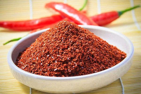 Ớt bột: Bạn chỉ cần sử dụng ớt bột rải lên đường đi của kiến. Khi thấy mùi cay chúng sẽ tự di tản ngay tức khắc.