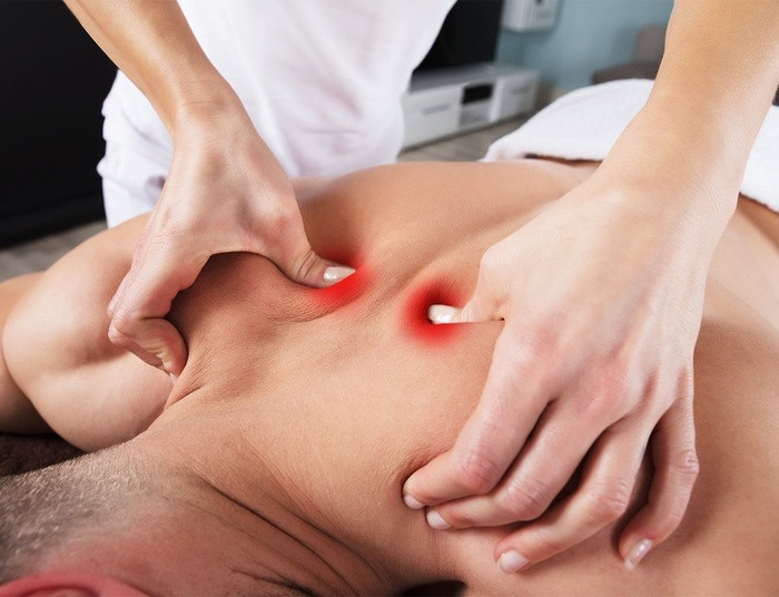 2. Nhà trị liệu massage Shiatsu Shiatsu là kỹ thuật massage của Nhật Bản và Trung Quốc. Nó chuyển thành áp lực ngón tay. Đây là một kỹ thuật cổ xưa! Nhà trị liệu sử dụng ngón tay, ngón tay cái và lòng bàn tay của họ để tạo áp lực khác nhau lên các nhóm cơ để chữa lành và khắc phục các vấn đề bên trong cơ thể bạn.