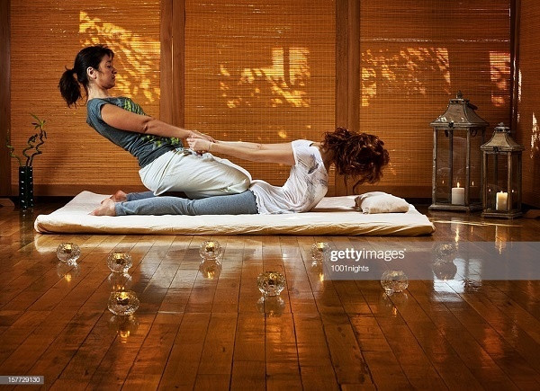 Massage Yoga Thái Nhiều người nghĩ rằng phương pháp này được tạo ra ở Thái Lan. Nhưng, nó thực sự bắt nguồn từ Ấn Độ khoảng 2.500 năm trước và chỉ sau đó được Thái Lan tiếp nhận. Đó là một hình thức massage khô với có mặc quần áo và liên quan đến việc kéo dài cơ thể cùng với một massage cơ bản. Các kỹ thuật massage sẽ tìm điểm căng thẳng trong cơ thể và giúp thư giãn cơ bắp. Nếu bạn muốn kéo dài và xoa bóp cơ thể, đây là lựa chọn hoàn hảo.