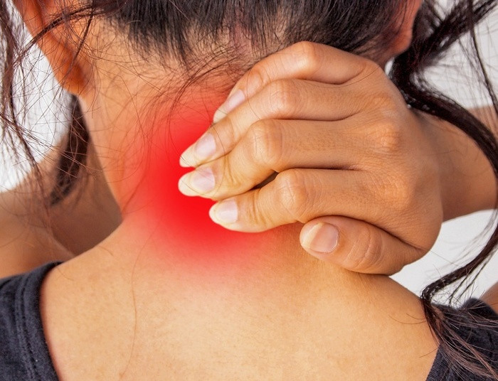 Làm dịu cơn đau lưng trên Các cơ ở lưng trên hoạt động khó khăn và đôi khi bạn có thể làm giảm căng thẳng cho cơ lưng trên. Bạn cần phải: Đứng thẳng. Đẩy cánh tay trái xuống một chút để tạo áp lực để cơ lưng trên. Tiếp tục dùng áp lực cho đến khi bạn cảm thấy giải phóng điểm kích hoạt. Hãy dành ít nhất 30 giây cho mỗi điểm. Di chuyển qua các cơ xung quanh xương vai và tạo áp lực tại các điểm kích hoạt khác. Hãy cẩn thận không dùng quá nhiều áp lực.