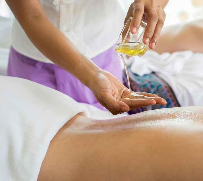 Phương pháp massage cổ truyền Potli Có nguồn gốc từ y học cổ truyền Ấn Độ, liệu pháp massage Potli sử dụng các loại thảo mộc cổ xưa để giúp thư giãn và chữa lành các mô từ sâu bên trong. Nó được thực hiện bằng cách sử dụng các túi thảo mộc được đun nóng cùng với dầu trẻ hóa - chà xát qua và tạo áp lực trên các vùng cơ bị căng.