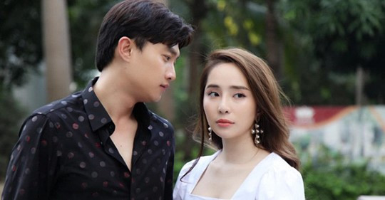 Vai diễn "tiểu tam" trong Về nhà đi con đánh dấu sự trở lại của Quỳnh Nga với màn ảnh nhỏ sau 10 năm kể từ vai Vũ Vũ (Cá sấu chúa) trong Lập trình cho trái tim (2009).
