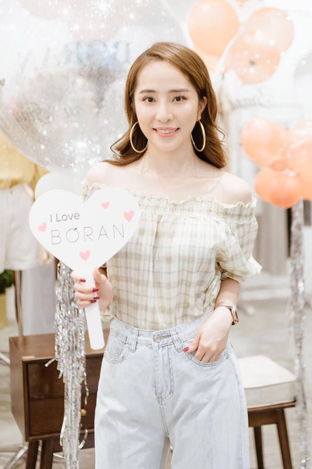 Bạn nên áp dụng cách làm trắng da này 1 - 2 lần/tuần vào các buổi chiều tối, sau một ngày làm việc mệt mỏi, vitamin C trong cam vừa làm mịn da, vừa chống lão hóa và axit lactic trong sữa sẽ giúp da trắng mịn.