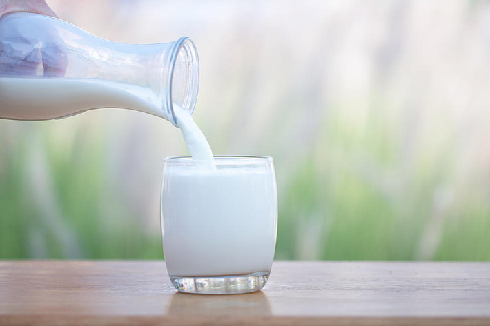 Sữa đóng gói và sữa hữu cơ thô đều giàu vitamin D. Uống lượng sữa nguyên chất vừa phải và có kiểm soát giúp con người khỏe mạnh và cân đối. Tuy nhiên, kem và phô mai, là hai sản phẩm từ sữa, không chứa hàm lượng vitamin D.