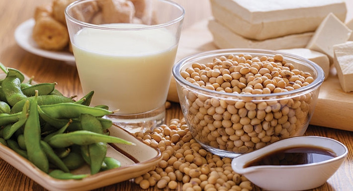 Sản phẩm đậu nành: Các sản phẩm từ đậu nành như sữa đậu nành, đậu nành, bơ đậu nành sẽ cung cấp cho bạn lượng vitamin D cần thiết. Nếu bạn thiếu Vitamin D, hãy thêm các sản phẩm sữa bằng đậu nành vào thực đơn hàng ngày trong một thời gian. Ảnh: Boldsky, Internet.