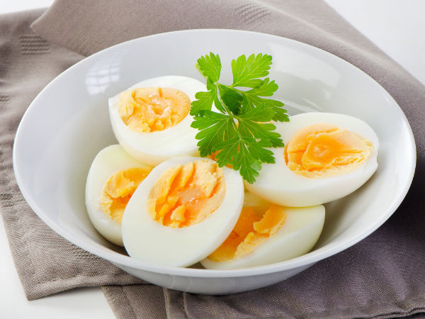 Trứng: Một nguồn vitamin D tuyệt vời khác, là trứng, đặc biệt là lòng đỏ trứng. Khi ăn trứng, nhớ đừng bỏ lòng đỏ vì nó là phần chủ yếu chứa vitamin D.