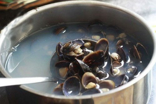 Đun nước luộc hến đến sôi, thả bầu đã băm hoặc thái chỉ vào đến khi miếng bầu trong, hết đục (hơi sủi tăm) cho hành và thì là thái khúc vào. Đun sôi mỡ, thả hành thái vào, đến khi có mùi thơm (phi hành) thì cho thịt hến vào, cho mắm muối gia vị vừa đủ, đảo đều đến khi thịt hến săn lại. Hến xào để riêng hoặc cho vào canh trên. Tác dụng bồi bổ sức khỏe, thanh nhiệt, giải khát, trừ phiền.