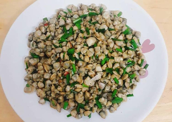 Chữa dương nuy, ít tinh: Thịt hến 300g, lá hẹ 100g, dầu ăn 50ml, gia vị vừa đủ. Hến luộc lấy phần thịt, lá hẹ rửa sạch thái khúc. Đổ dầu vào chảo, đun nóng, cho hến vào thêm gia vị, xào cho săn, cho lá hẹ vào, đảo đều với hến khoảng 5 phút, bắc ra ăn nóng.