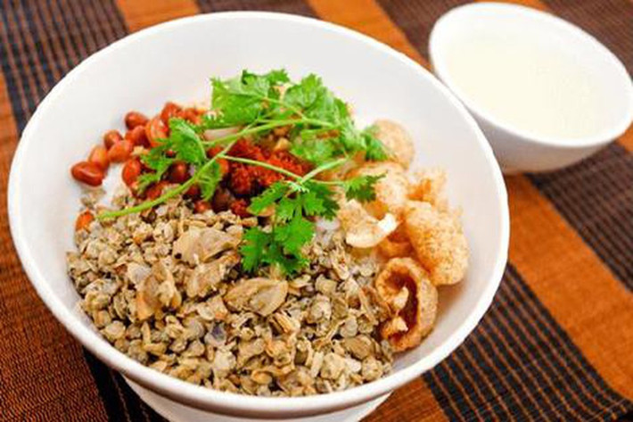 Theo dân gian: Chọn hến tươi mẩy, ngâm trong nước gạo cho nhả hết nhớt, luộc chín, lấy phần thịt, xay nhỏ, nấu với nước luộc hến và gạo thành cháo cho trẻ ăn rất tốt. Ngày ăn 1 lần, mỗi lần dùng 20 – 50g thịt hến.