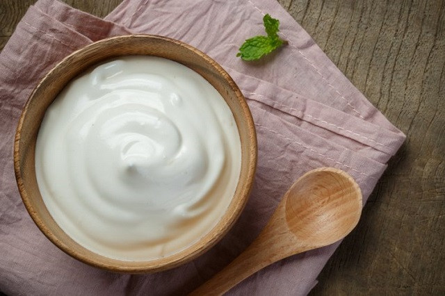 Sữa đông tạo ra nhiệt trong cơ thể khi được ăn buổi tối. Điều này có thể dẫn tới nhiều loại bệnh khác nhau như trào ngược axit, rối loạn tiêu hóa nếu ăn thường xuyên. Theo các chuyên gia, ăn sữa đông buổi tối giống như việc bạn đứng dưới ánh nắng mặt trời buổi chiều.
