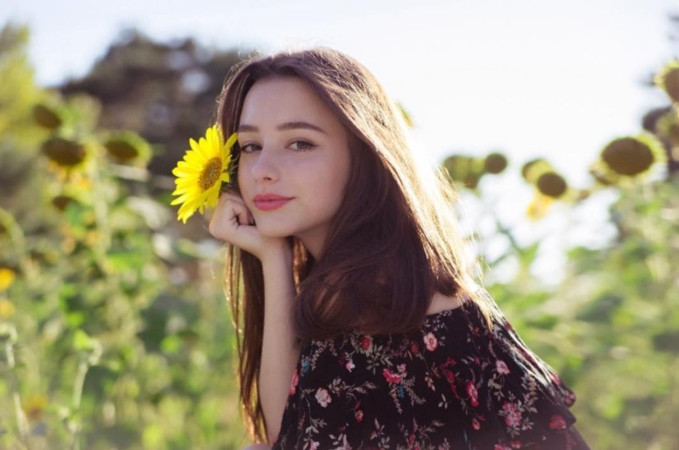 Phụ nữ Nga cũng không thích dùng các loại xà bông hay sữa rửa mặt dễ gây kích ứng da. Thay vào đó, họ yêu thích nước hoa hồng, hoa tầm xuân hoặc cam cúc trong việc làm sạch sâu.