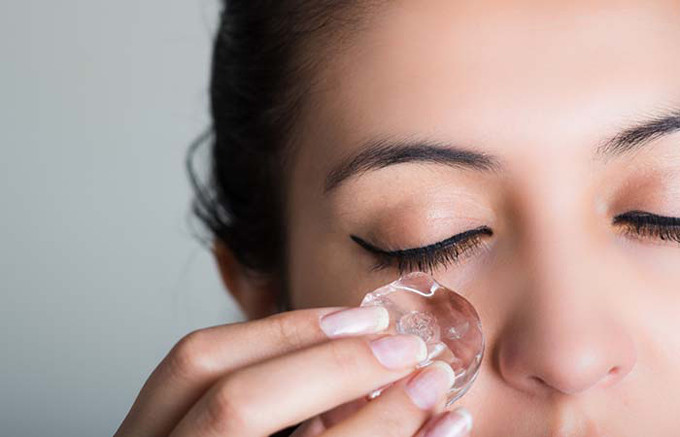 Dùng đá lạnh lăn mặt: Không chỉ khởi đầu ngày mới với một tách cà phê, phụ nữ Nga còn dùng đá lạnh lăn khắp mặt và cổ như một cách đánh thức cơ thể. Cách này còn giúp làm se khít lỗ chân lông, cải thiện tình trạng sưng húp mắt sau khi ngủ dậy. Sau bước lăn đá lạnh họ mới áp dụng các bước chăm sóc da khác như serum, kem chống nắng...