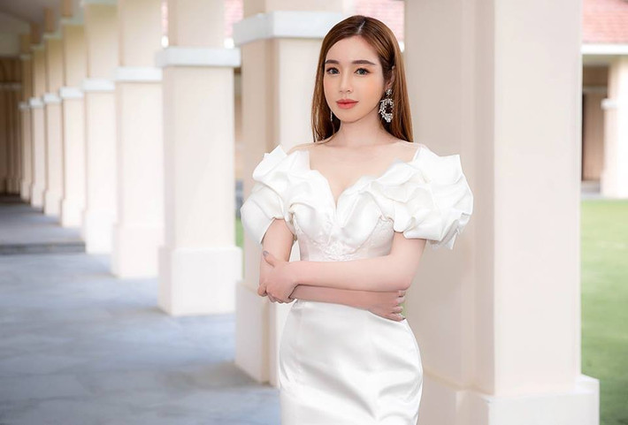 Tuy đã làm mẹ hai nhóc tì xinh xắn nhưng Elly Trần vẫn theo đuổi phong cách thời trang nóng bỏng và gợi cảm.