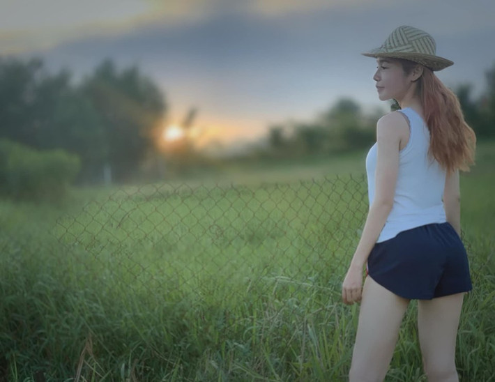 Thời trang đời thường của Elly Trần rất trẻ trung và mát mẻ với áo ba lỗ và quần đùi cực ngắn.
