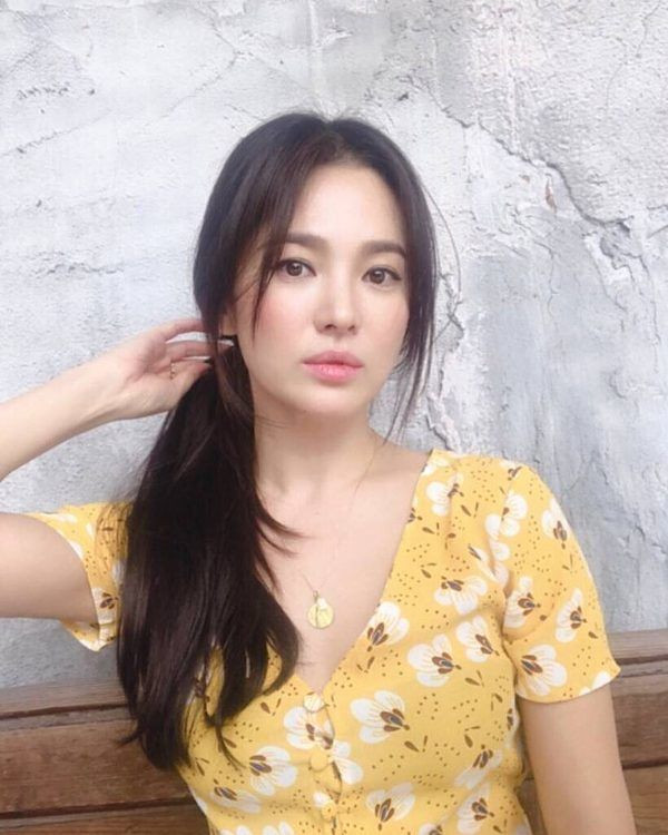Kiểu vẽ viền mắt đậm kết hợp với phấn má và son môi tone sáng khiến diện mạo của người đẹp trông sắc sảo hơn. Không chỉ vậy, mỹ nhân họ Song còn nối tóc dài và ép thẳng mượt.