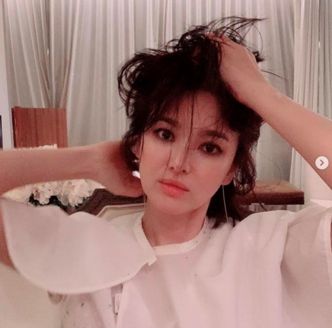 Trên trang cá nhân, người đẹp Trái tim mùa thu cũng khoe bức ảnh hậu trường trang điểm. Người hâm mộ nhận xét kiểu mắt khói giúp Song Hye Kyo trông cá tính hơn.