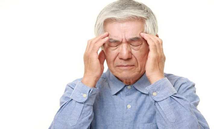 Trí nhớ suy giảm một cách rõ ràng: Mất trí nhớ là một triệu chứng điển hình của lão hóa. Dấu hiệu mất trí nhớ, không tập trung và luôn quên quên nhớ nhớ cho thấy chức năng não đã bắt đầu suy giảm một cách từ từ.