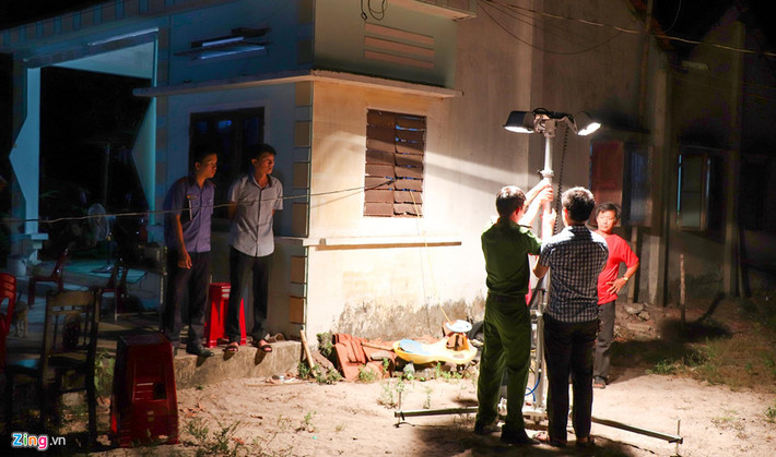 Khoảng 17h chiều cùng ngày, ông Văn cùng 2 con trai đang ở nhà thì có nhóm người lạ mặt mang hung khí tới. Tại đây, 3 nạn nhân xảy ra mâu thuẫn và cãi vã với nhóm người lạ. Ông Văn và 2 con trai bị nhóm người này đuổi đánh, chém nhiều nhát vào người.